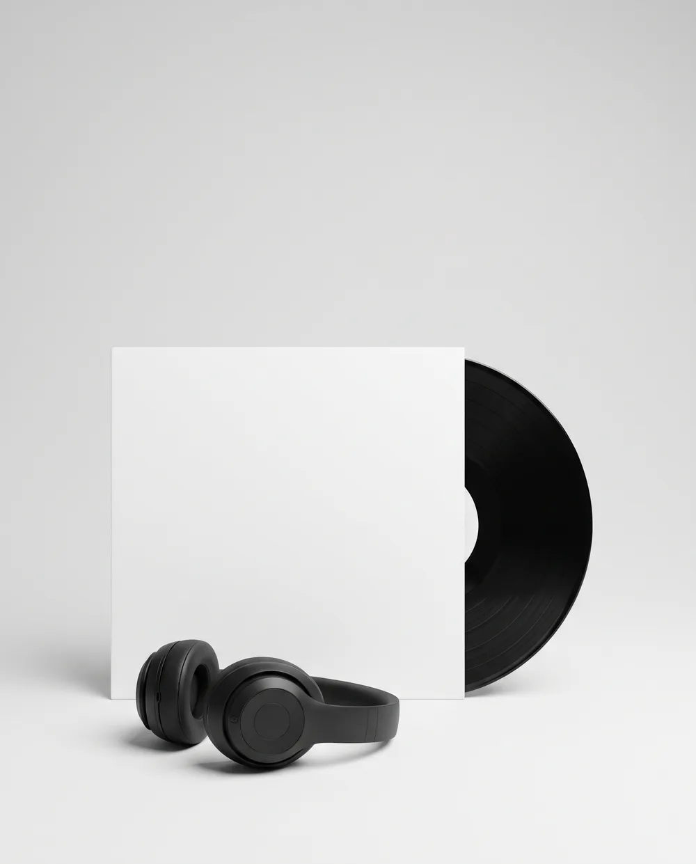 Les mains d'un DJ sur une platine