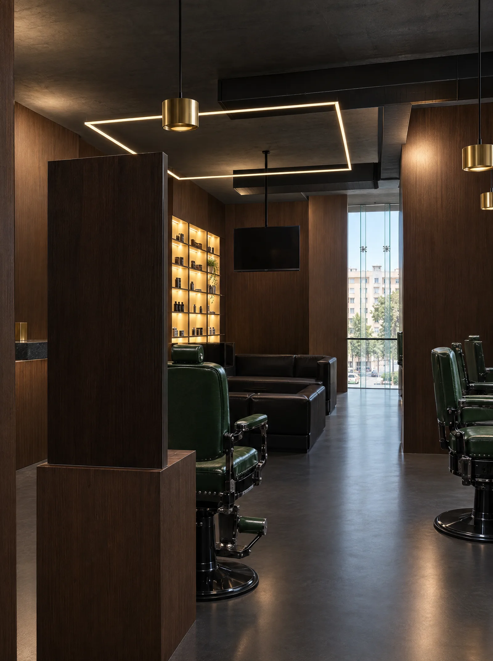 Le salon de l'étage : deux canapés d'angle en cuir noir sous un cadre de lumière