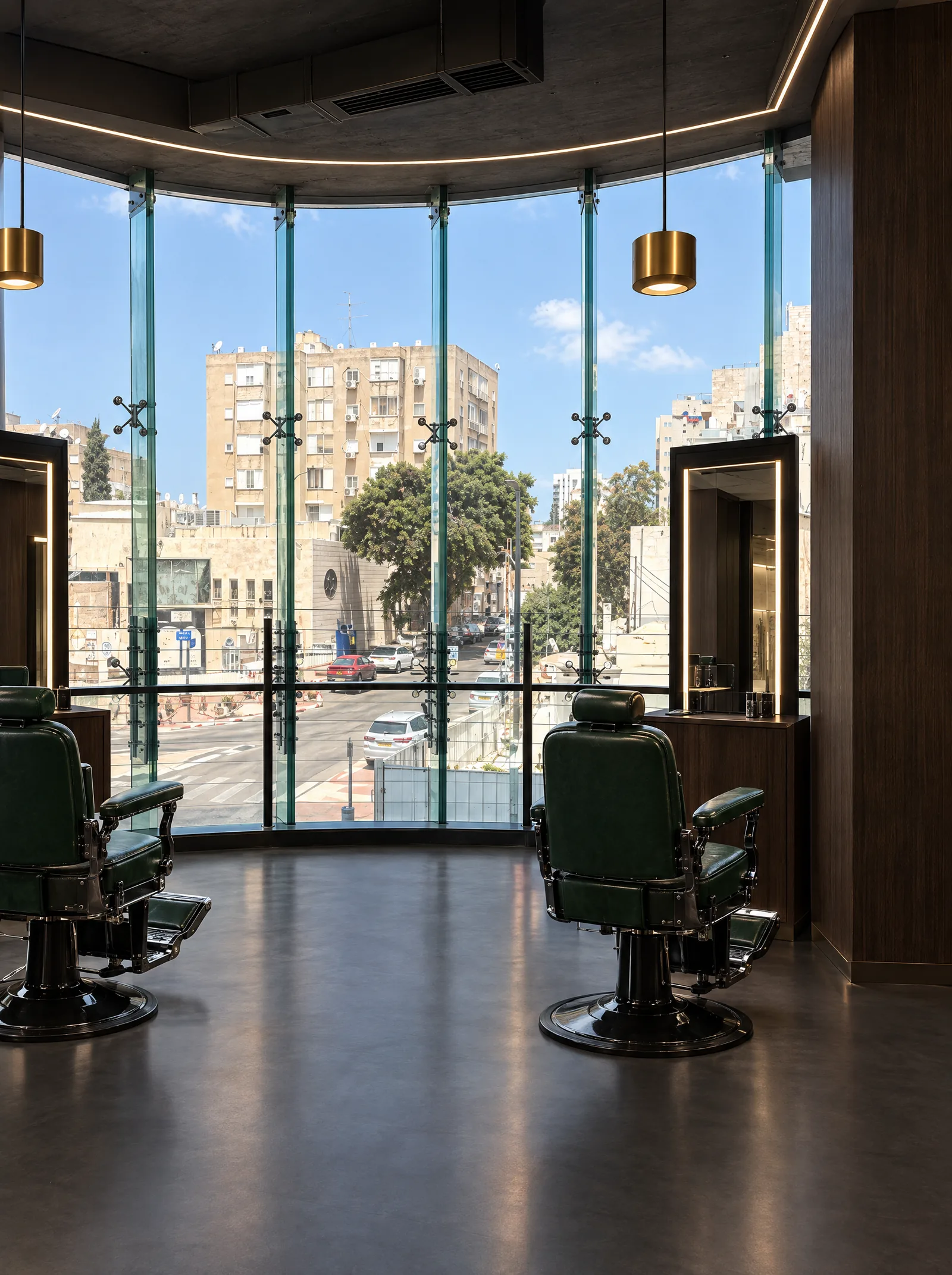 Les fauteuils de barbier en cuir vert sur pied chromé noir, face à la vitrine